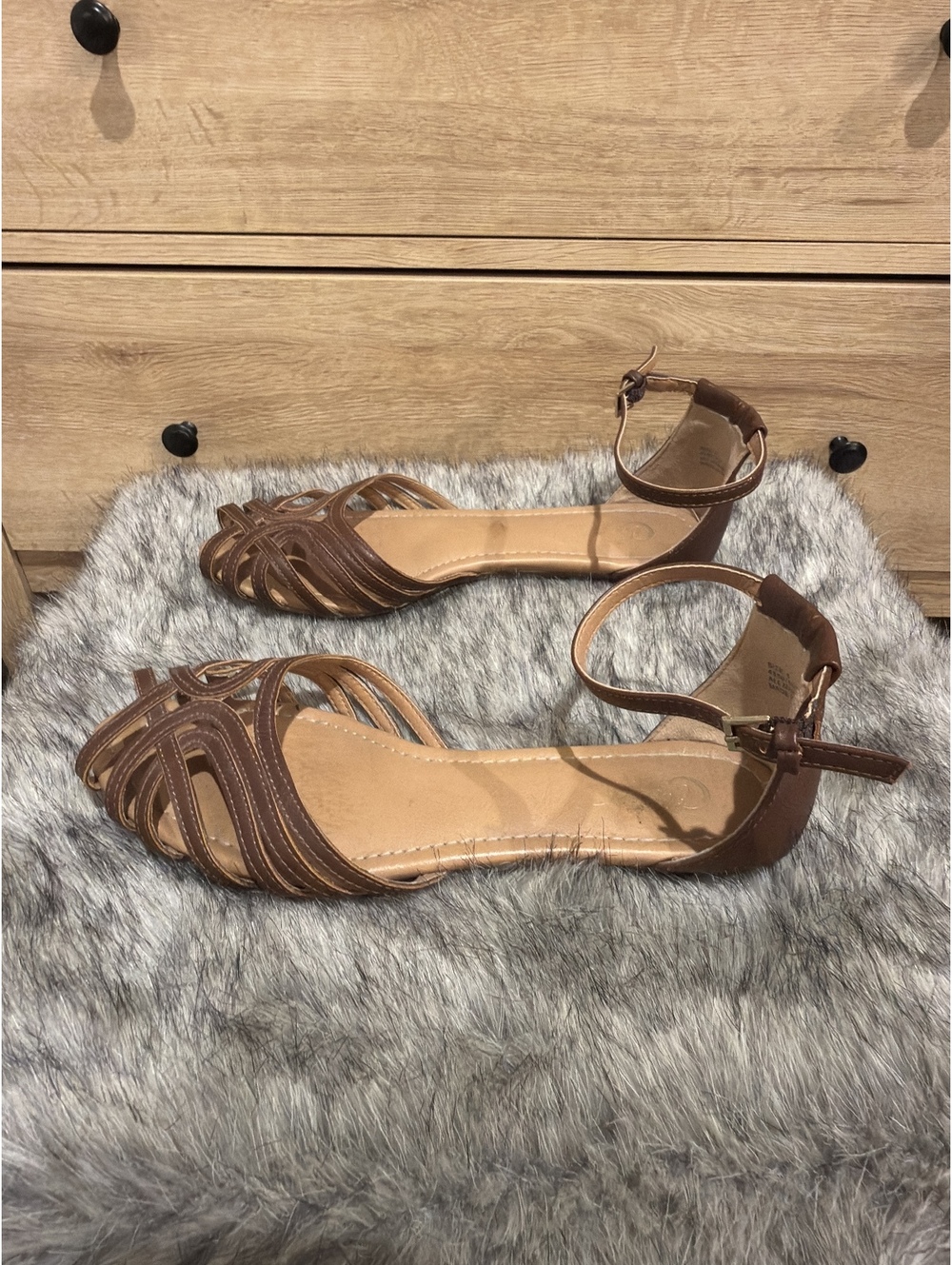 Size 8 Brown Sandals Flats Ankle Strap - Picture 3 of 6